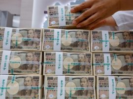 Курс доллара впервые за 34 года превысил отметку 154 иены