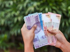Индонезийская рупия упала до минимума за 4 года