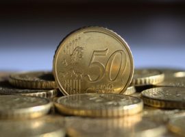 Курс евро превысил ₽100 впервые с середины апреля
